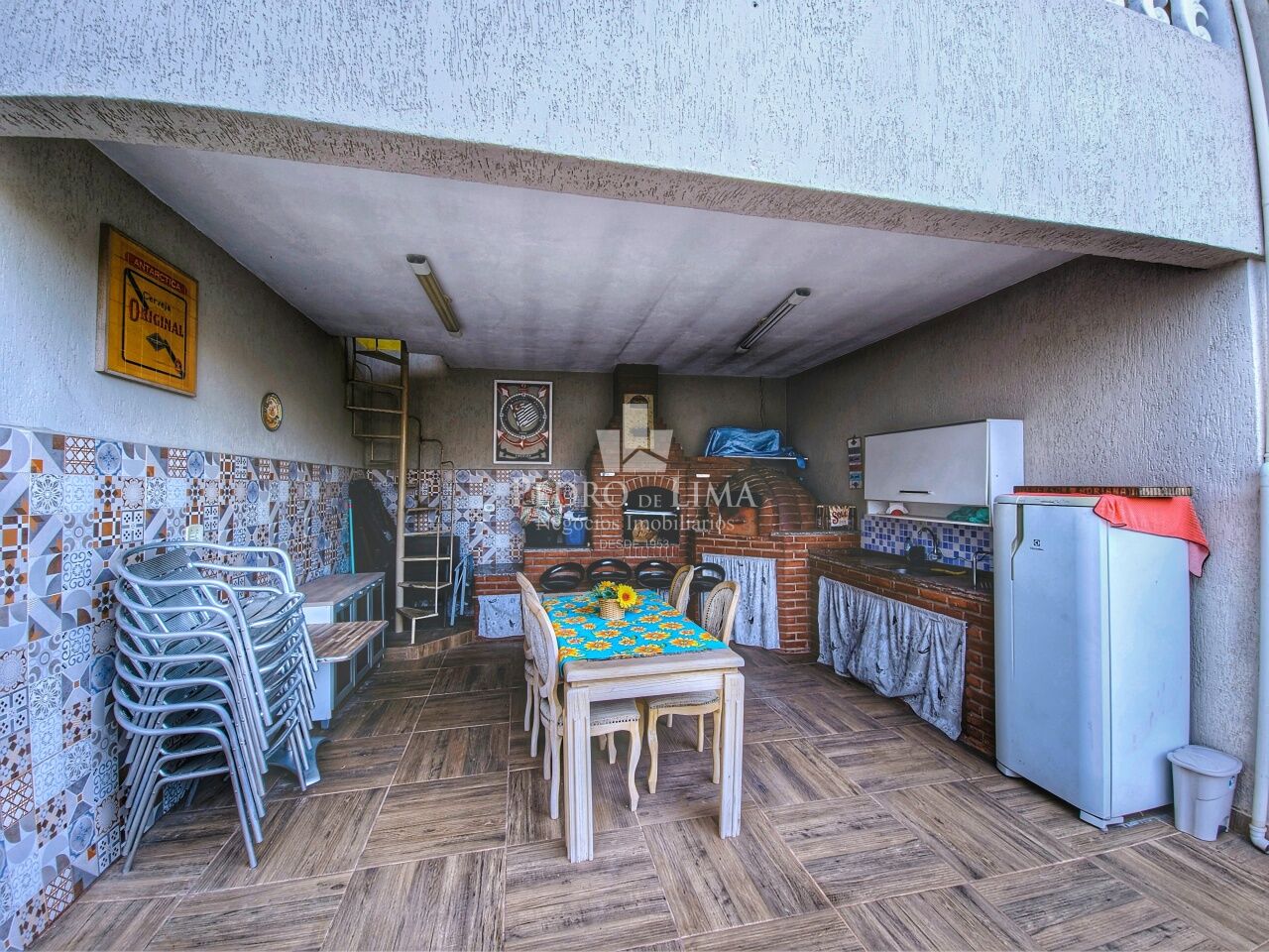 Casa térrea com 3 dormitórios, sendo 2 suítes, 4 vagas de garagem, quintal e piscina na Penha.