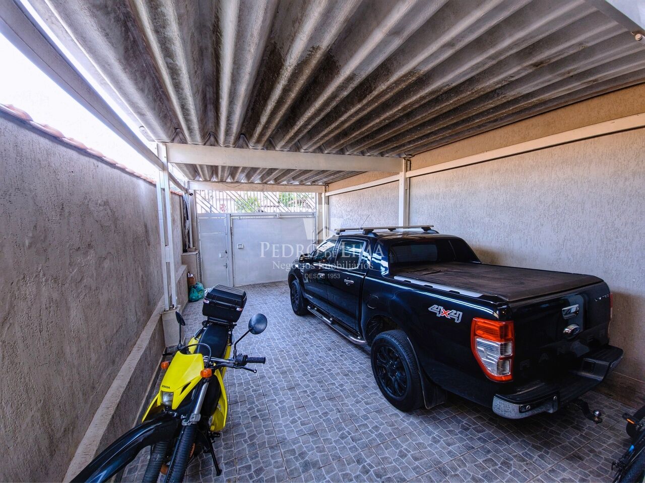 Casa térrea com 3 dormitórios, sendo 2 suítes, 4 vagas de garagem, quintal e piscina na Penha.