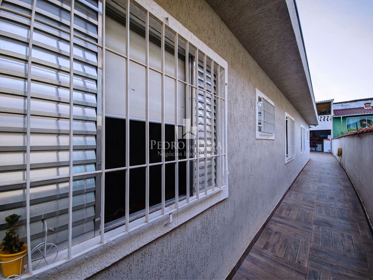 Casa térrea com 3 dormitórios, sendo 2 suítes, 4 vagas de garagem, quintal e piscina na Penha.