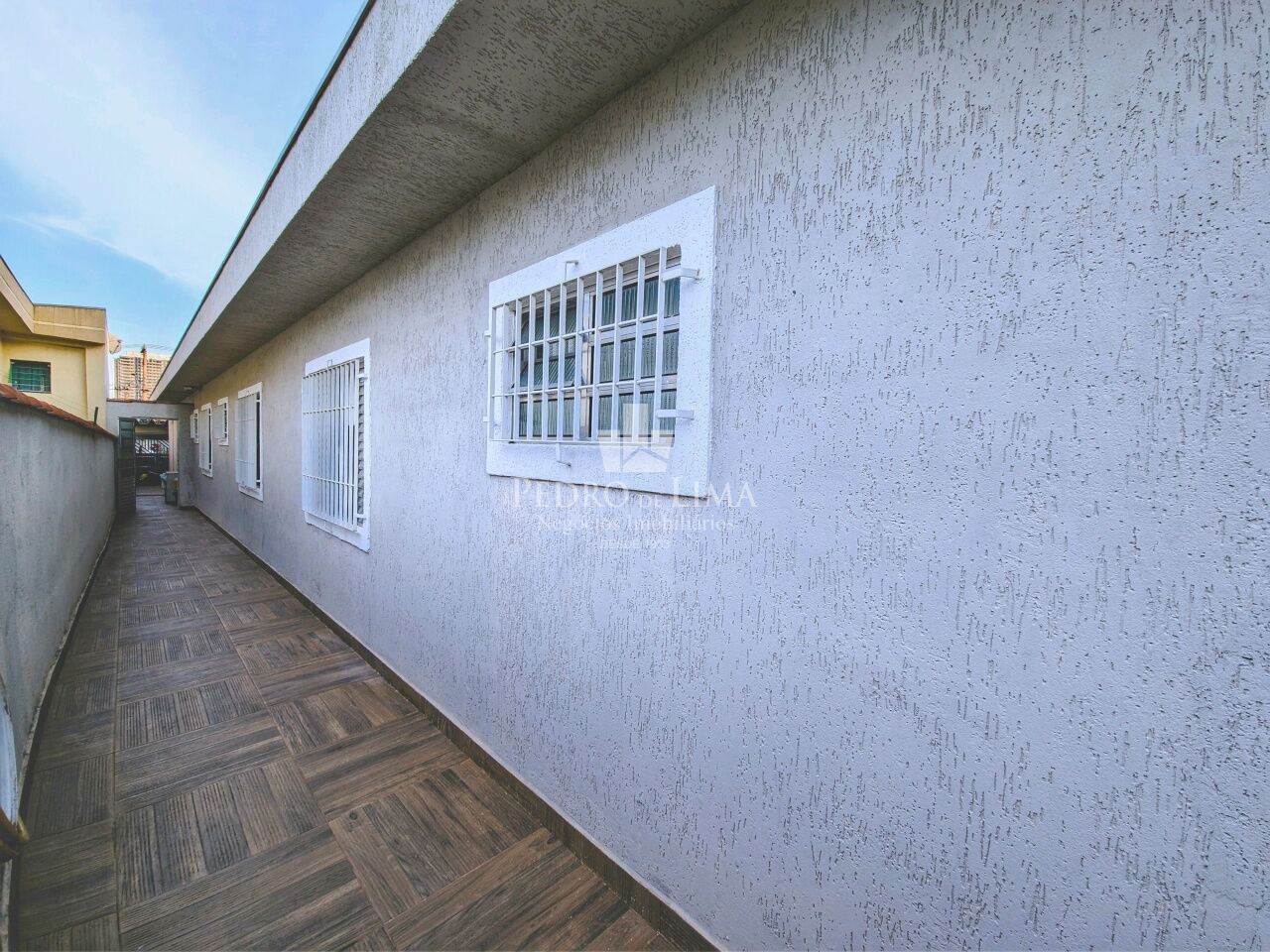 Casa térrea com 3 dormitórios, sendo 2 suítes, 4 vagas de garagem, quintal e piscina na Penha.