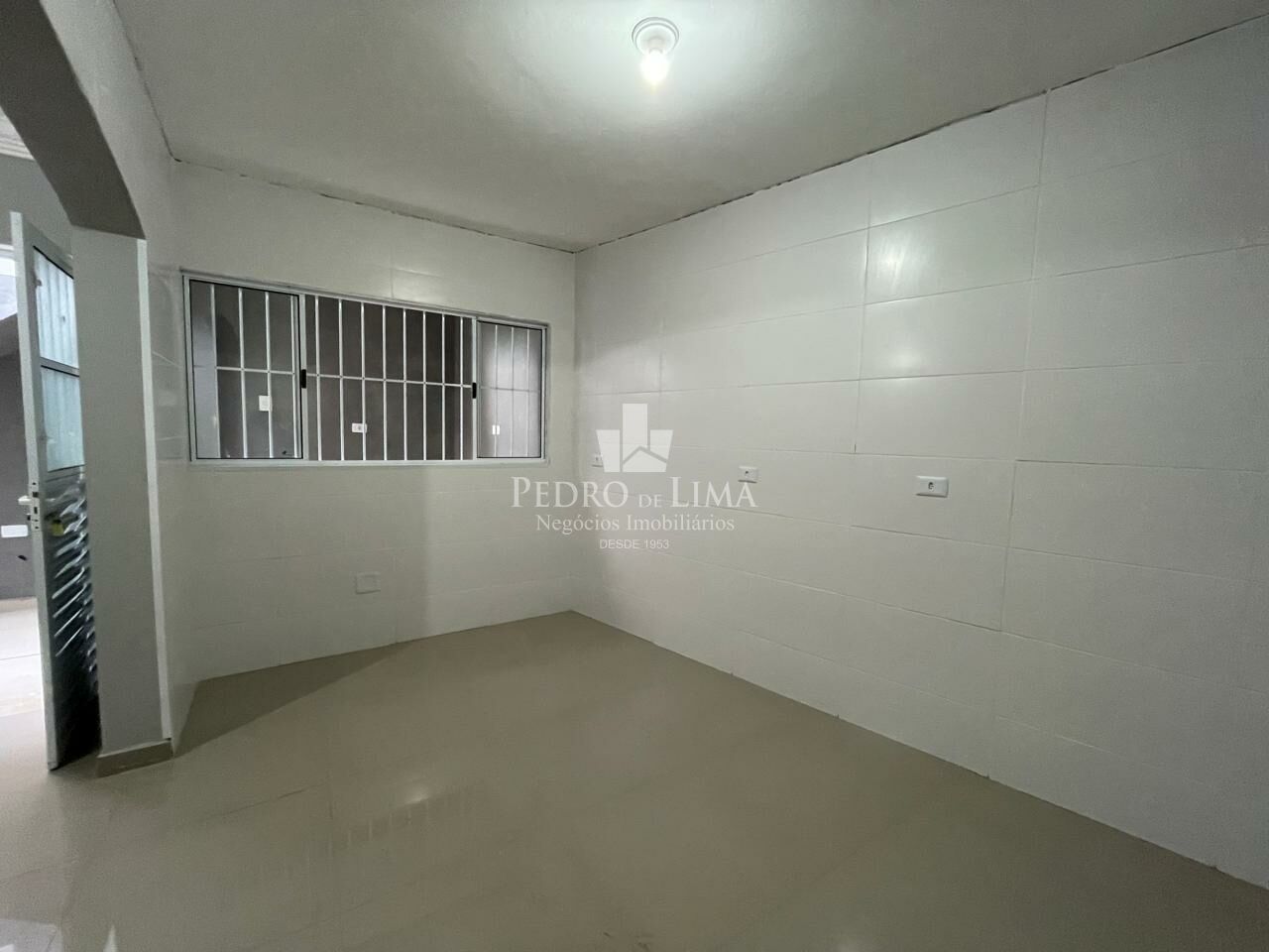 imagem do imovel Sobrado  frontal com 2 vagas cobertas e quintal na Ponte Rasa ref: PE41255