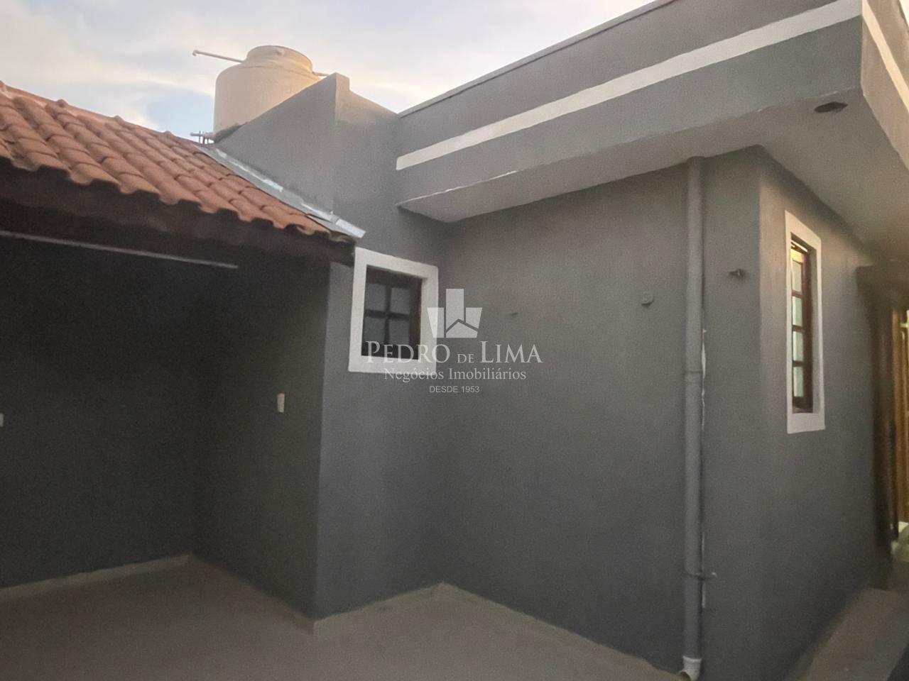 Sobrado  frontal com 2 vagas cobertas e quintal na Ponte Rasa