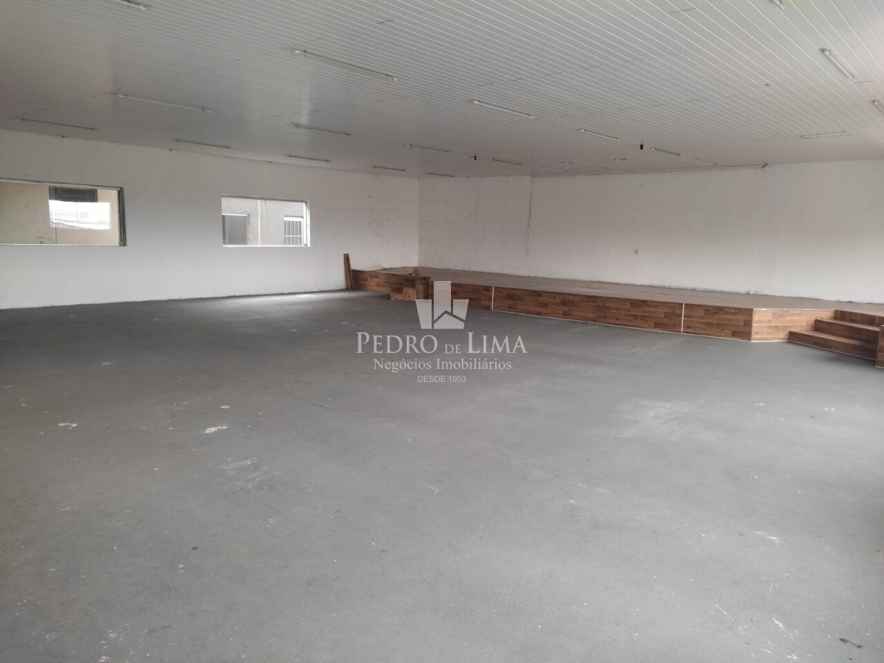Salão comercial de Sobreloja com 500m² em vão livre tendo 2 banheiros