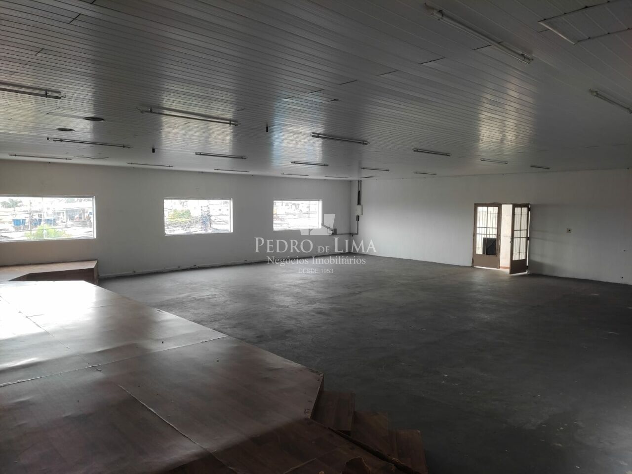 Salão comercial de Sobreloja com 500m² em vão livre tendo 2 banheiros