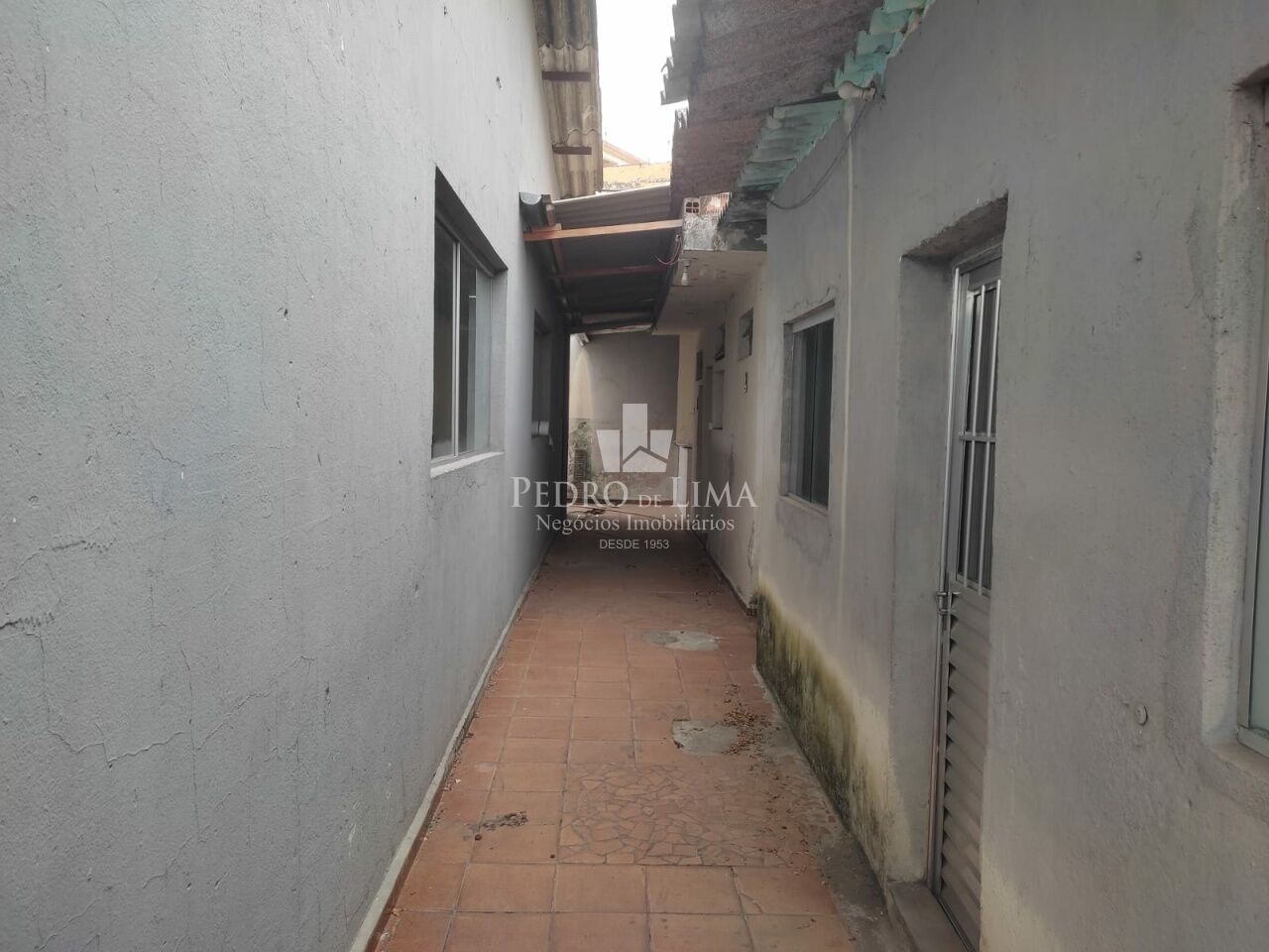 Salão comercial de Sobreloja com 500m² em vão livre tendo 2 banheiros