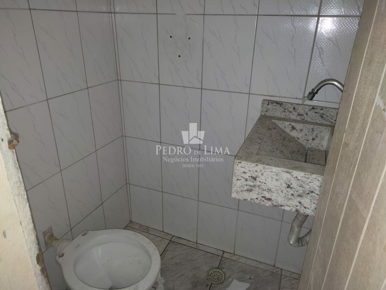 Salão comercial de Sobreloja com 500m² em vão livre tendo 2 banheiros