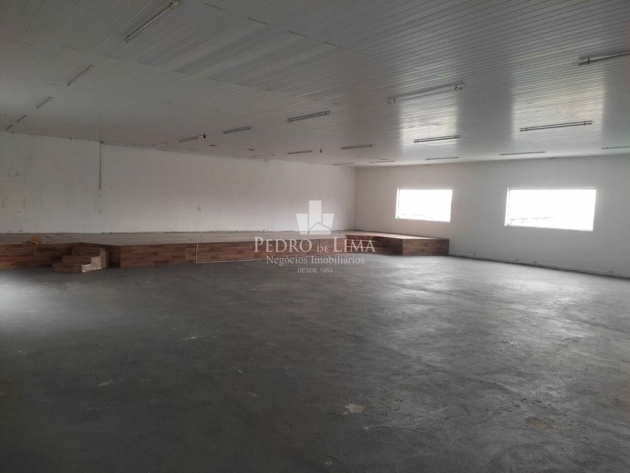 Salão comercial de Sobreloja com 500m² em vão livre tendo 2 banheiros