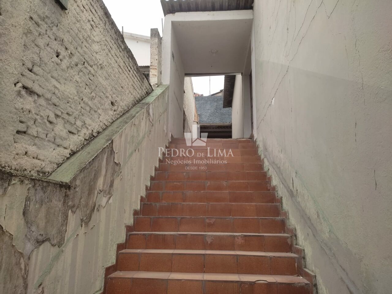Salão comercial de Sobreloja com 500m² em vão livre tendo 2 banheiros