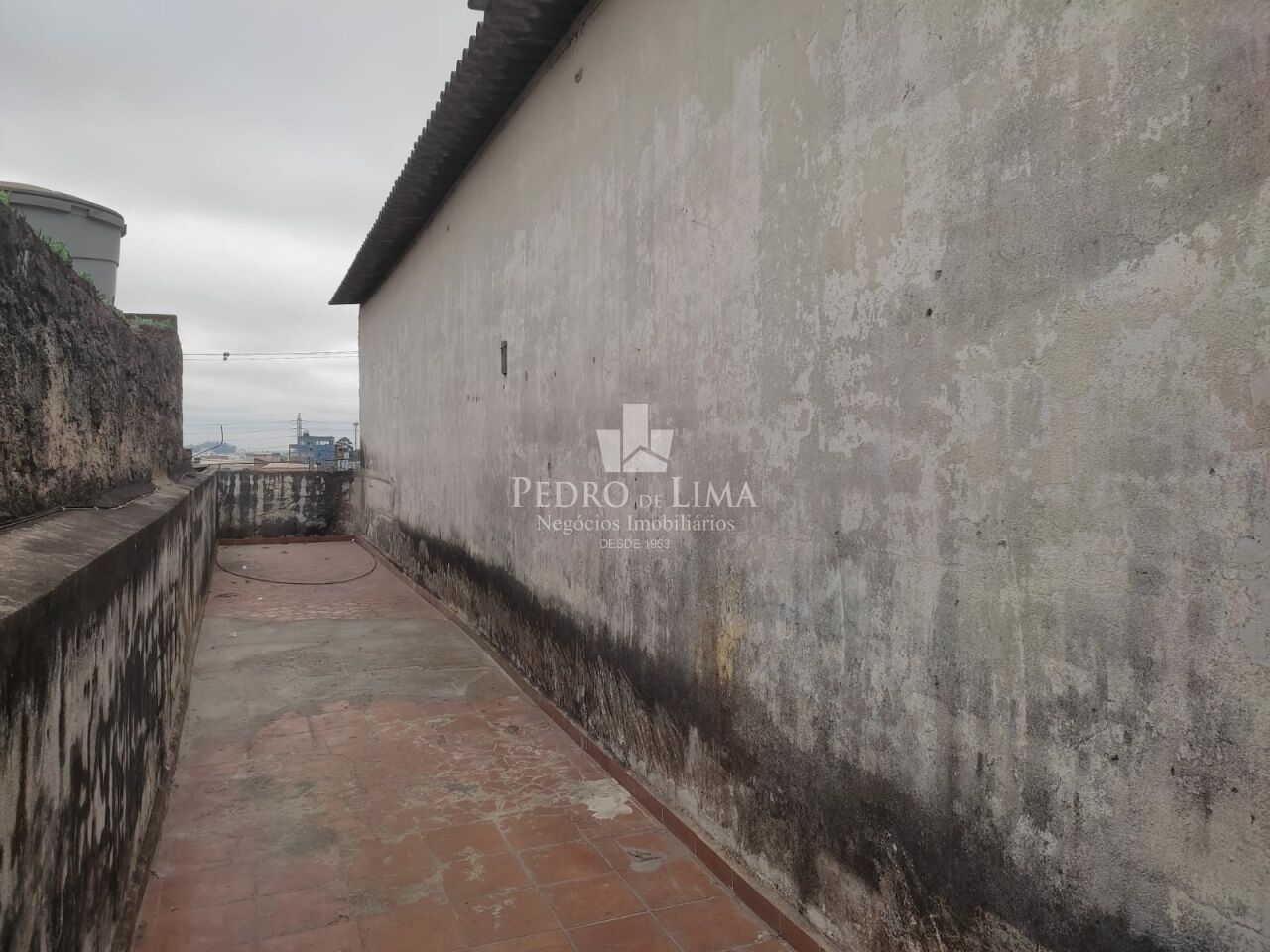 Salão comercial de Sobreloja com 500m² em vão livre tendo 2 banheiros