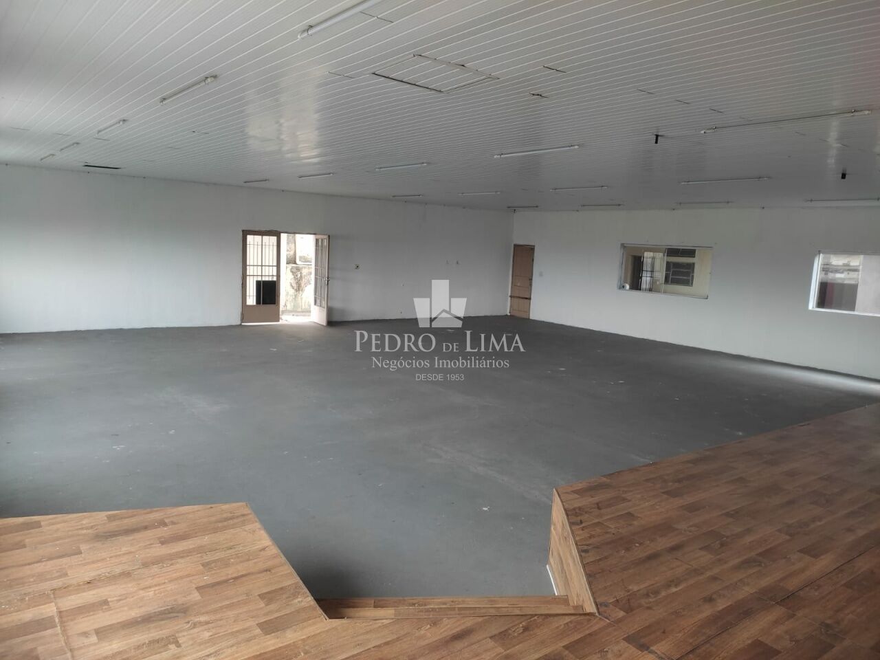 Salão comercial de Sobreloja com 500m² em vão livre tendo 2 banheiros