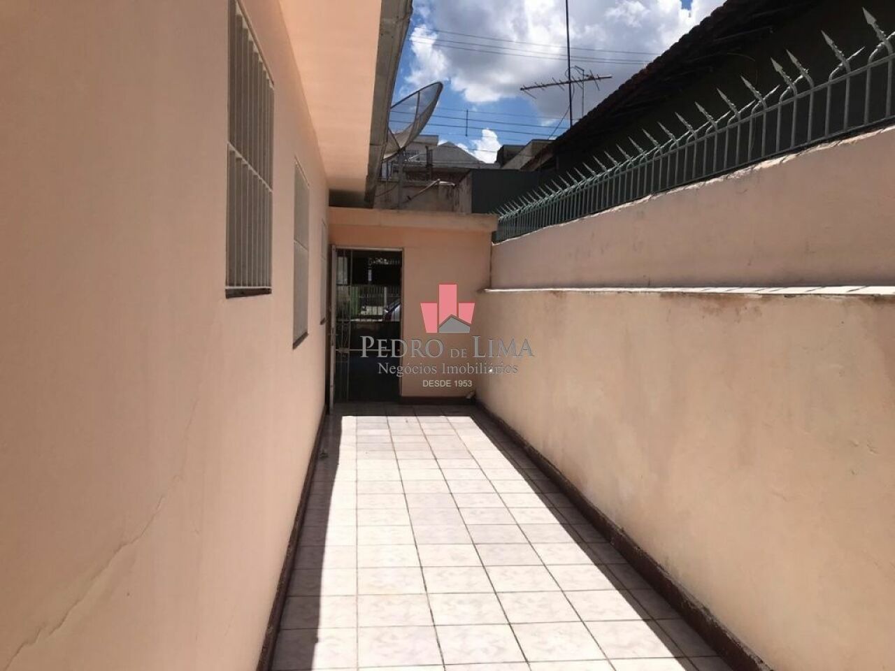 Casa térrea com 2 dormitórios e 3 vagas na Ponte Rasa.