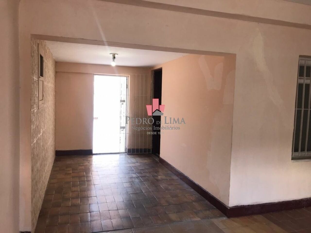Casa térrea com 2 dormitórios e 3 vagas na Ponte Rasa.