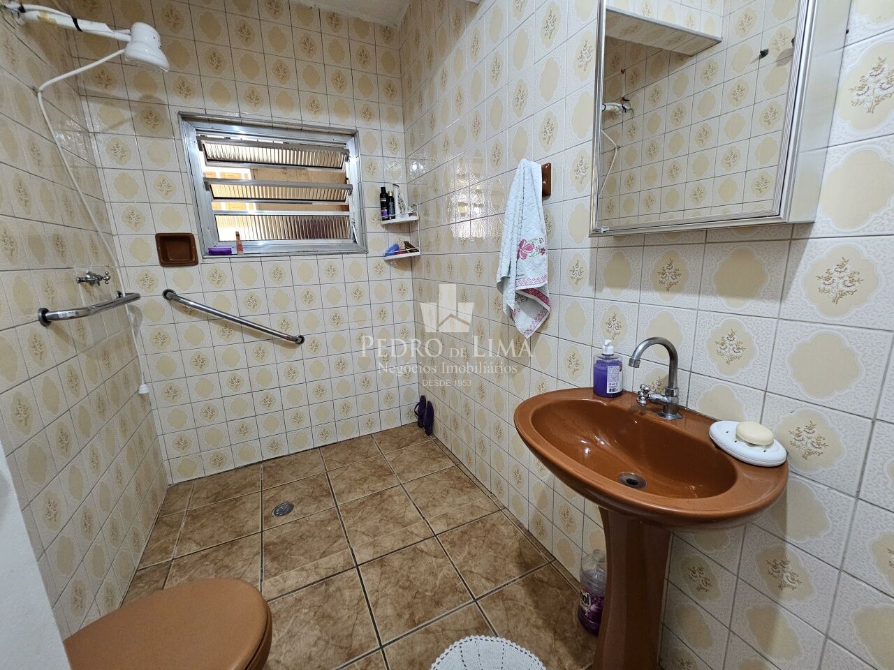 Casa térrea com 190 m² na região Penha.
