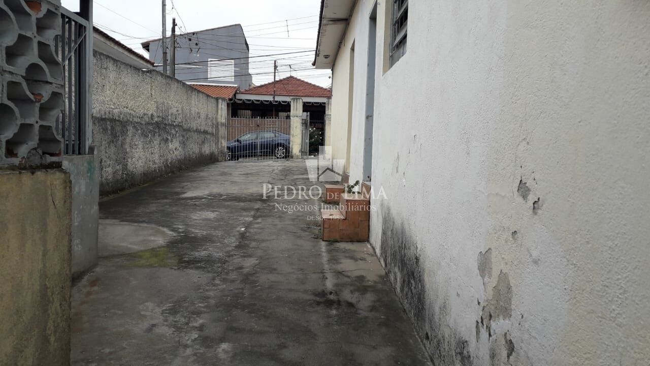 Terreno bem localizado com duas construções na Penha