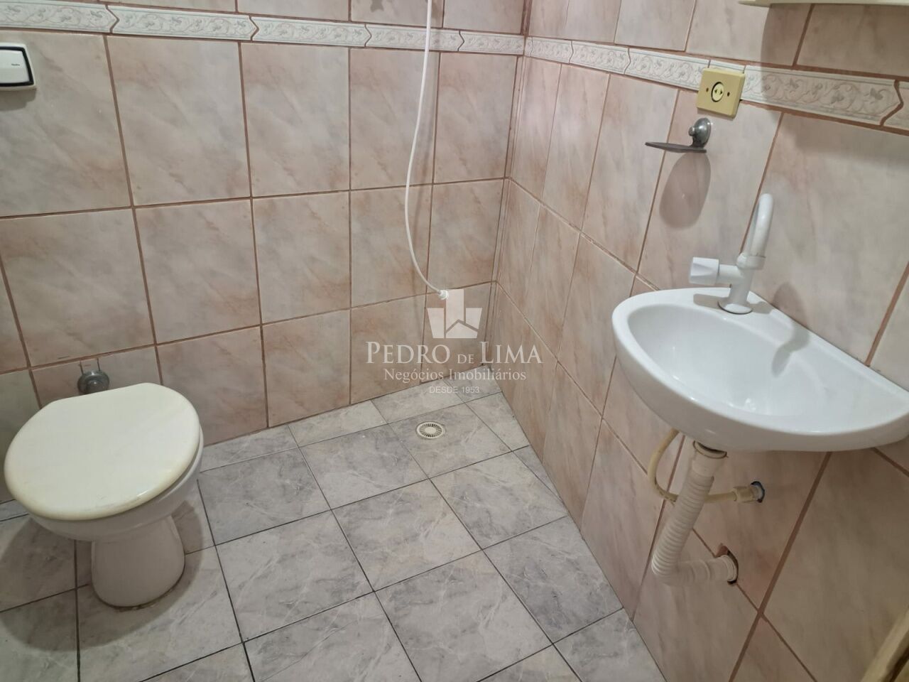 Casa térrea para venda conta com 3 quartos sendo duas suítes, duas vagas de garagem na Ponte Rasa 