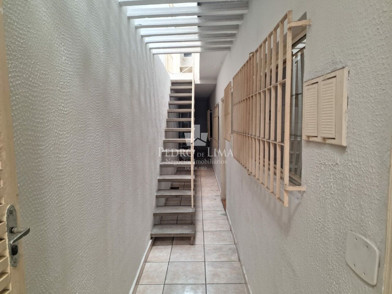 Casa térrea para venda conta com 3 quartos sendo duas suítes, duas vagas de garagem na Ponte Rasa 