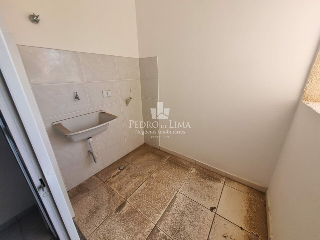 Apartamento de 1 quarto sala e cozinha integrados, banheiro e lavanderia na Penha