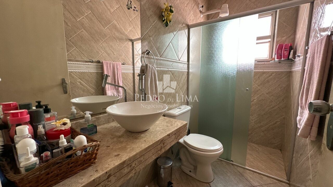 Sobrado frontal á venda/ locação, conta com 3 quartos sendo 1 suíte na Penha.