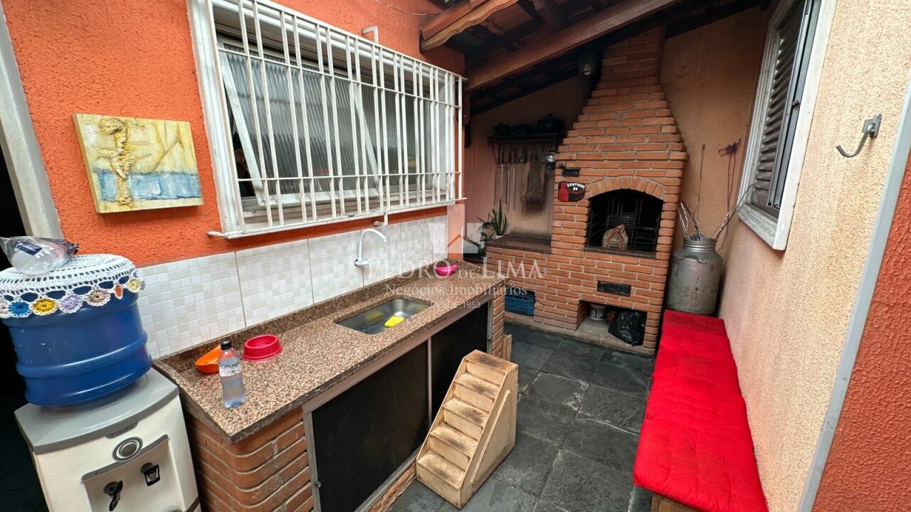 Sobrado frontal á venda/ locação, conta com 3 quartos sendo 1 suíte na Penha.