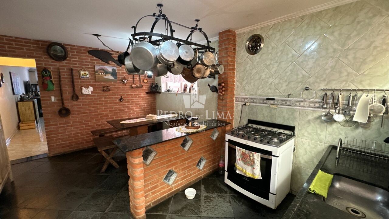 Sobrado frontal á venda/ locação, conta com 3 quartos sendo 1 suíte na Penha.