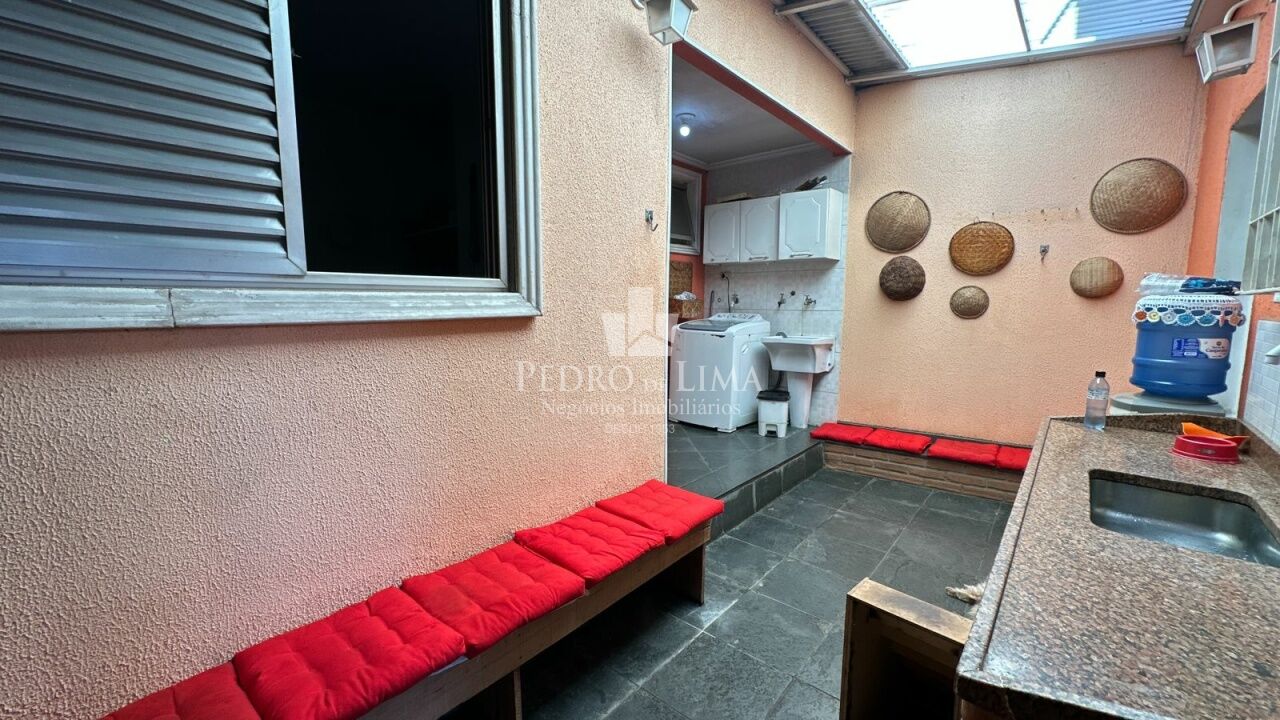 Sobrado frontal á venda/ locação, conta com 3 quartos sendo 1 suíte na Penha.