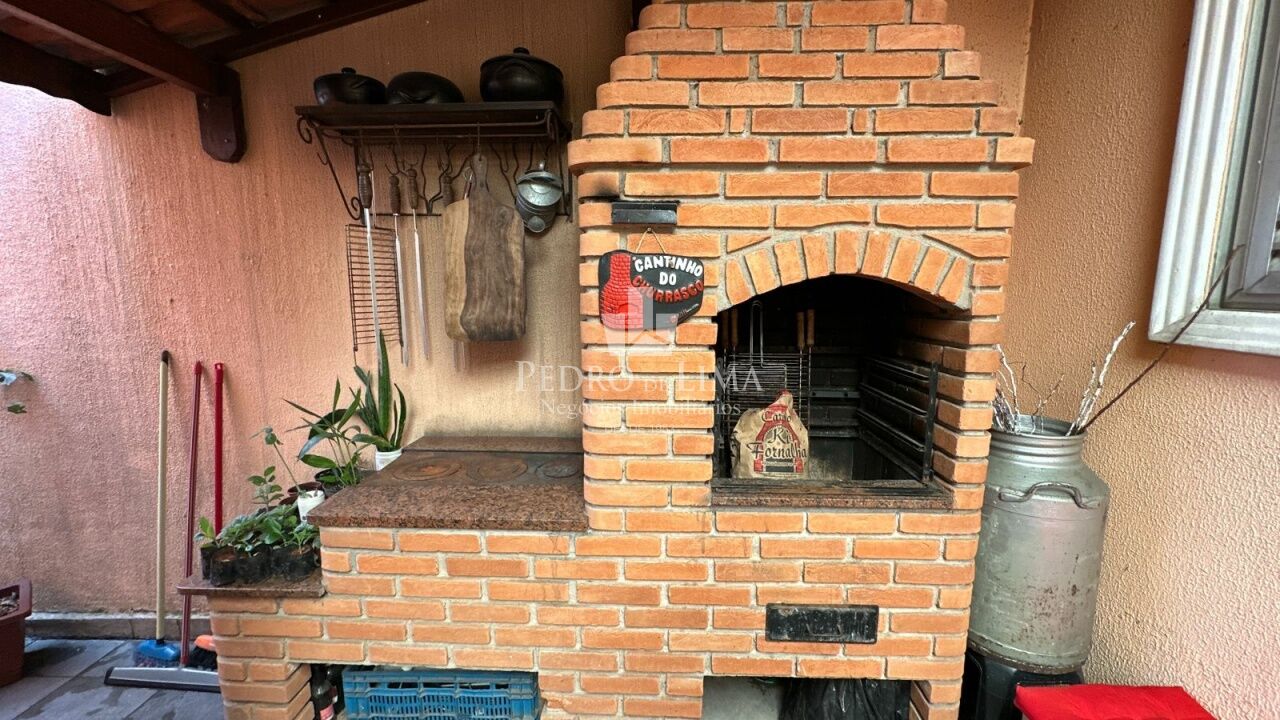 Sobrado frontal á venda/ locação, conta com 3 quartos sendo 1 suíte na Penha.