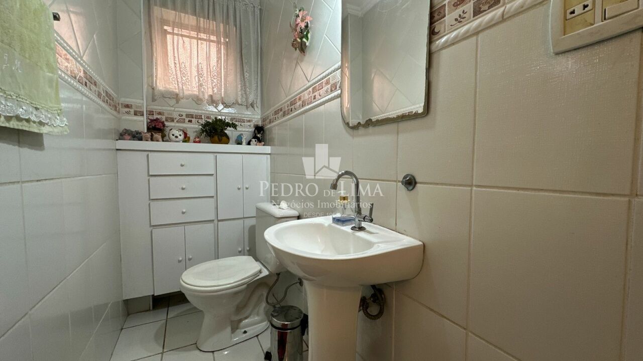 Sobrado frontal á venda/ locação, conta com 3 quartos sendo 1 suíte na Penha.