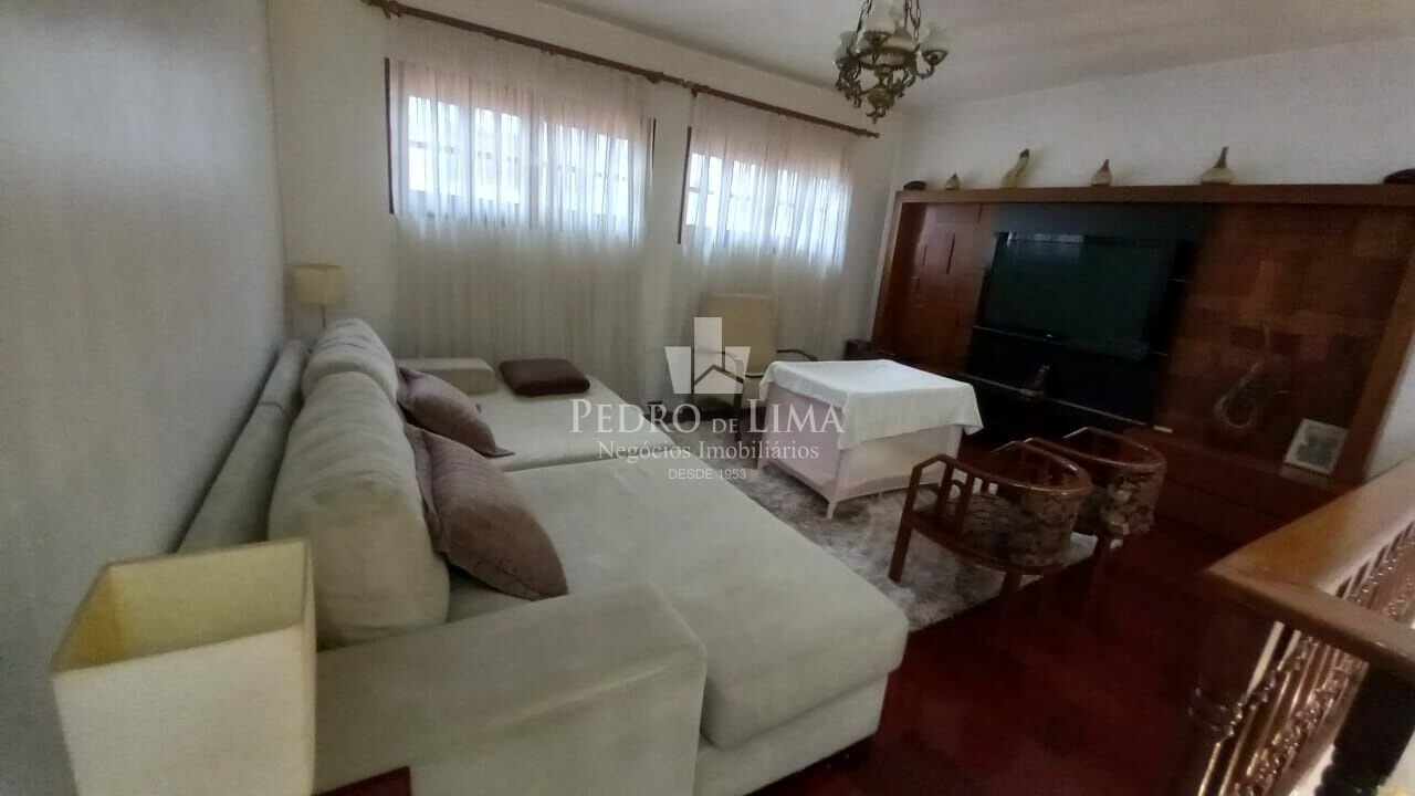 Sobrado , 3 dormitórios,3 suítes, 2 salas de estar, 1 sala de jantar, cozinha, edícula.          