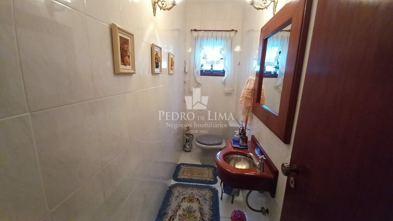 Sobrado , 3 dormitórios,3 suítes, 2 salas de estar, 1 sala de jantar, cozinha, edícula.          