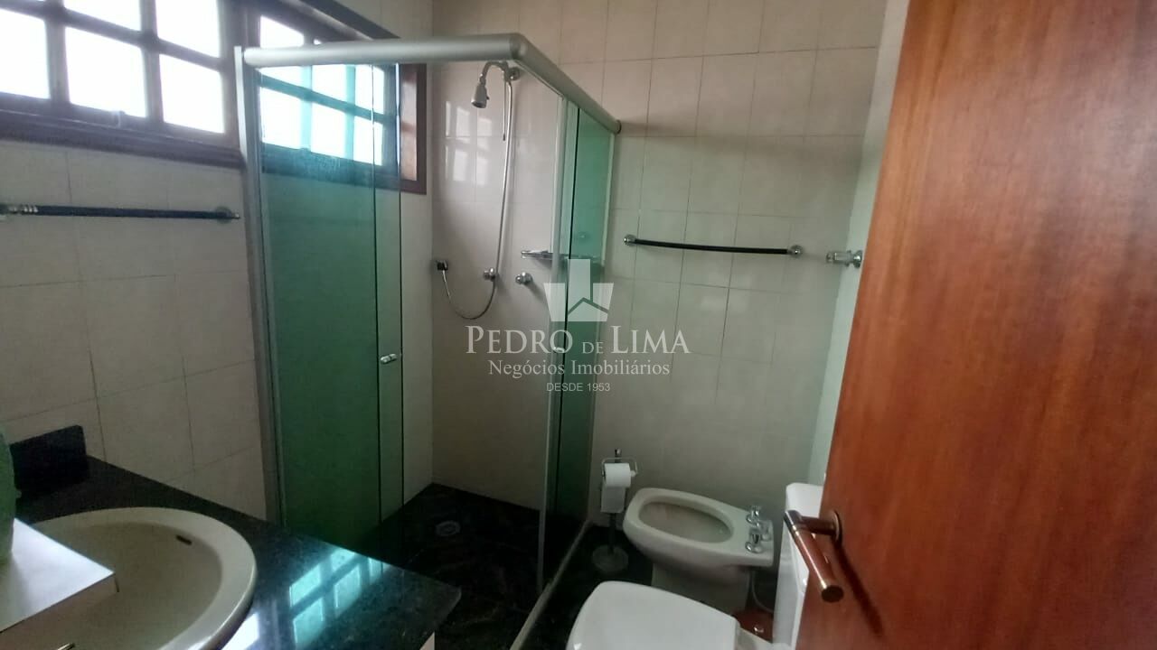 Sobrado , 3 dormitórios,3 suítes, 2 salas de estar, 1 sala de jantar, cozinha, edícula.          