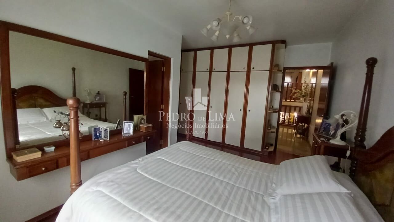 Sobrado , 3 dormitórios,3 suítes, 2 salas de estar, 1 sala de jantar, cozinha, edícula.          