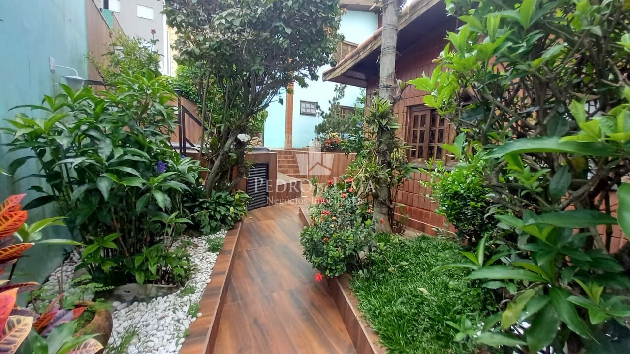 Sobrado , 3 dormitórios,3 suítes, 2 salas de estar, 1 sala de jantar, cozinha, edícula.          