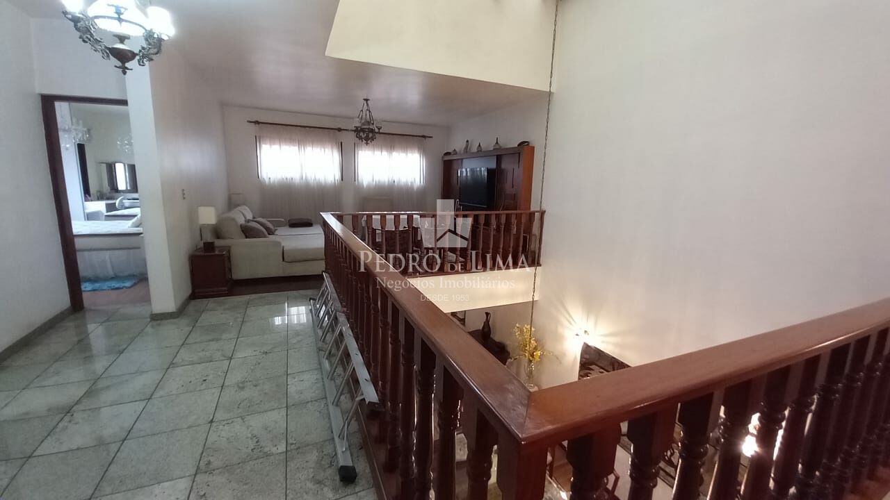 Sobrado , 3 dormitórios,3 suítes, 2 salas de estar, 1 sala de jantar, cozinha, edícula.          