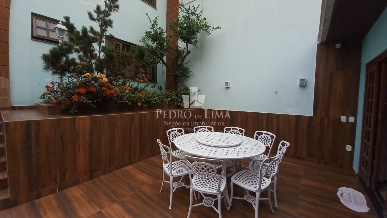 Sobrado , 3 dormitórios,3 suítes, 2 salas de estar, 1 sala de jantar, cozinha, edícula.          
