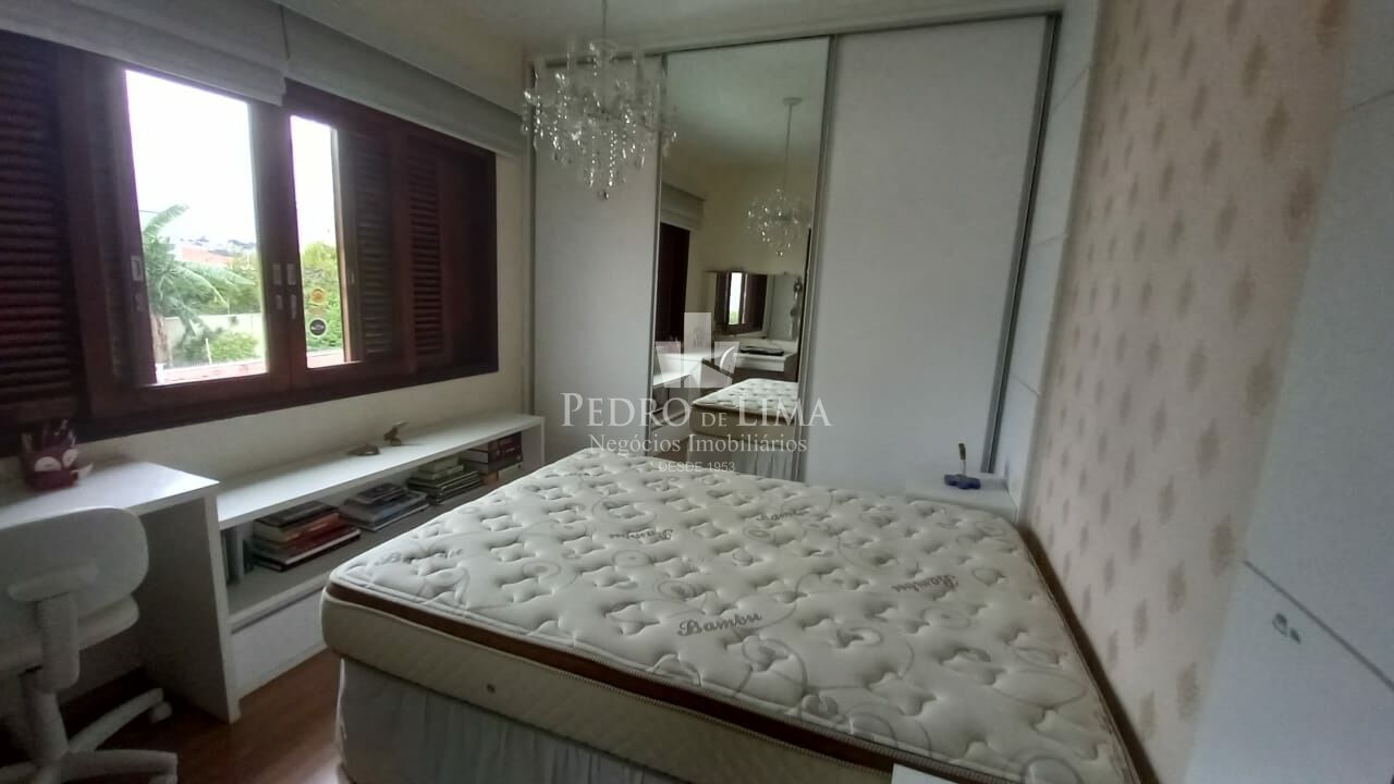Sobrado , 3 dormitórios,3 suítes, 2 salas de estar, 1 sala de jantar, cozinha, edícula.          