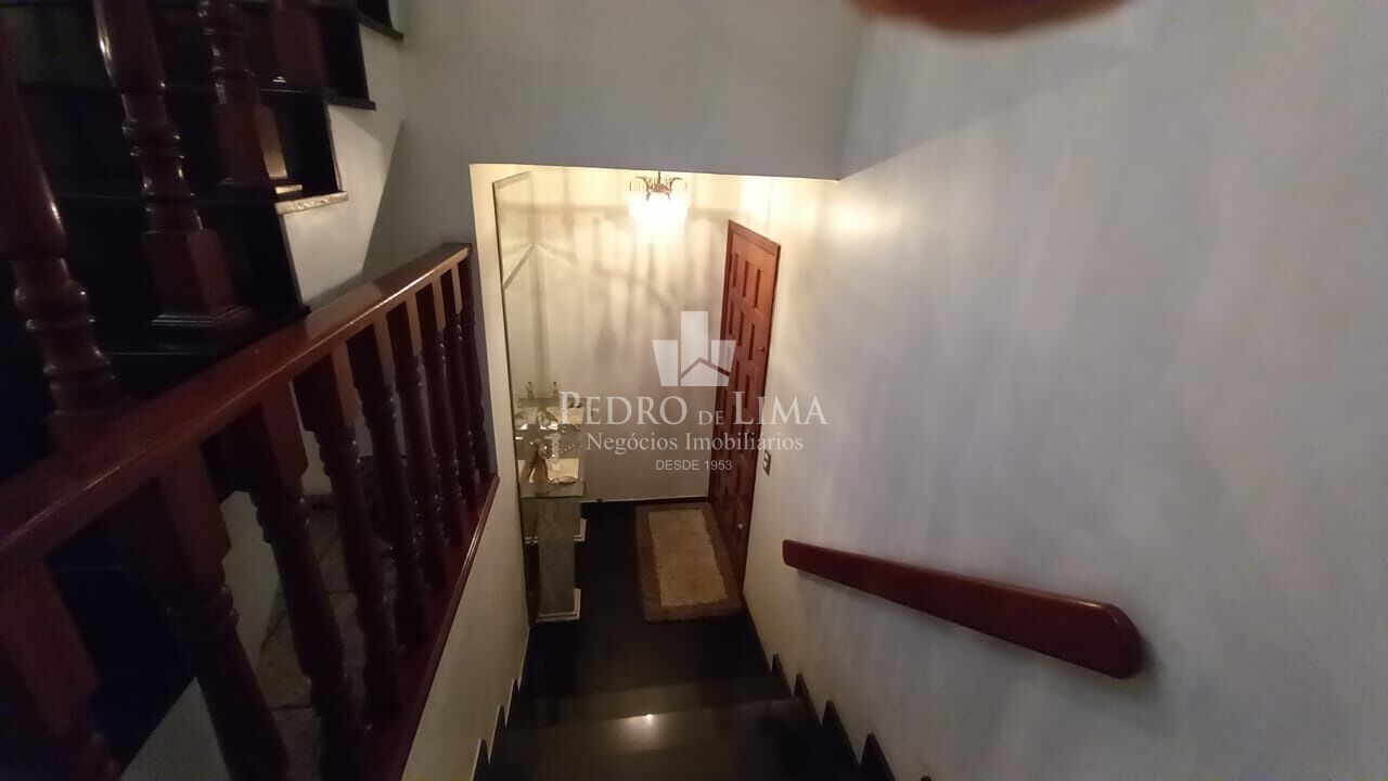 Sobrado , 3 dormitórios,3 suítes, 2 salas de estar, 1 sala de jantar, cozinha, edícula.          