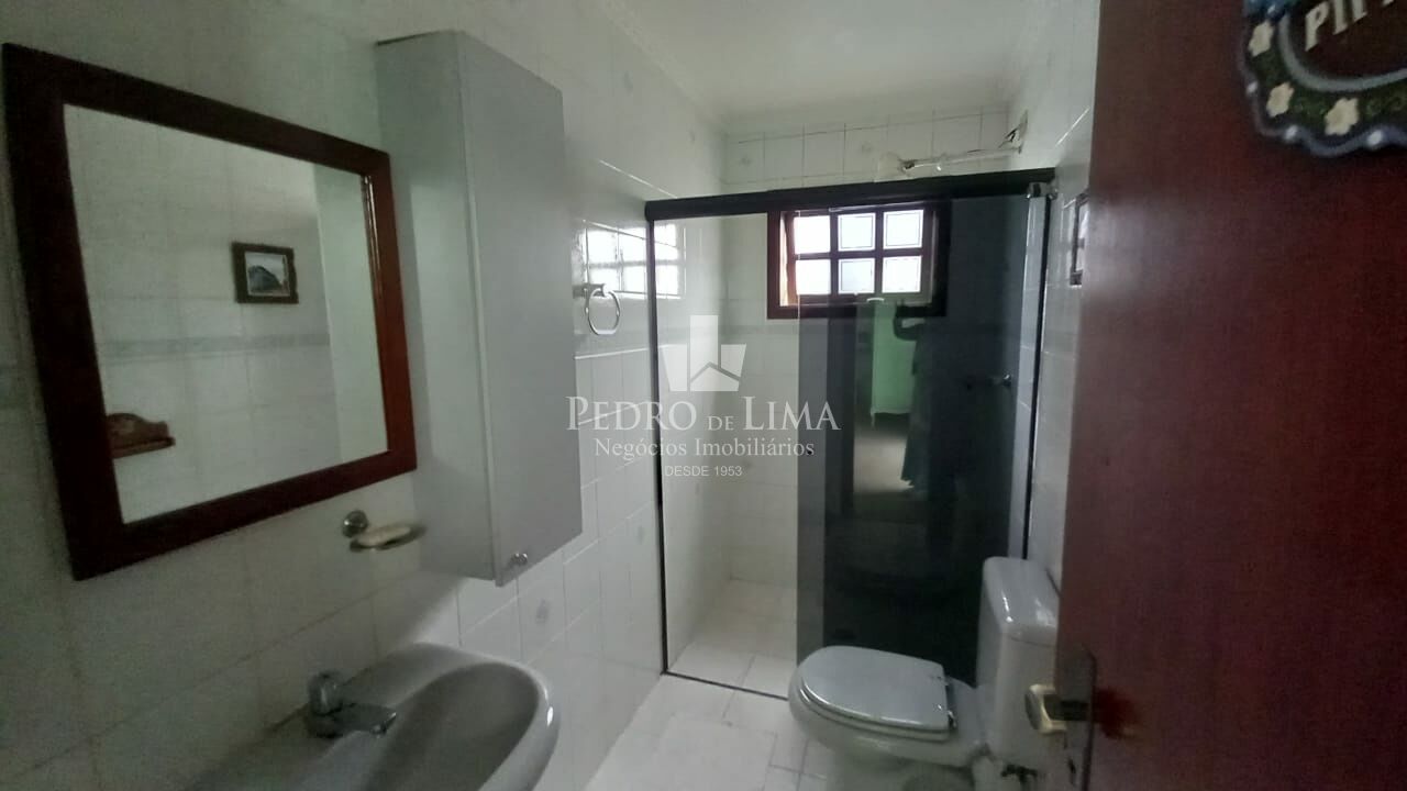 Sobrado , 3 dormitórios,3 suítes, 2 salas de estar, 1 sala de jantar, cozinha, edícula.          