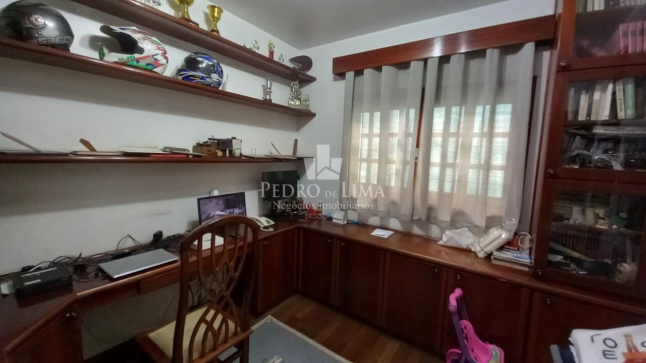 Sobrado , 3 dormitórios,3 suítes, 2 salas de estar, 1 sala de jantar, cozinha, edícula.          