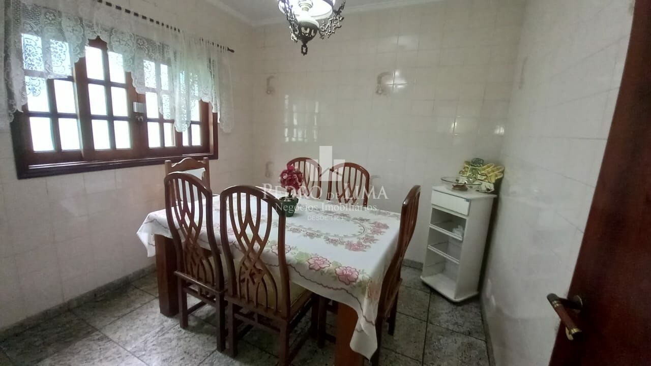 Sobrado , 3 dormitórios,3 suítes, 2 salas de estar, 1 sala de jantar, cozinha, edícula.          
