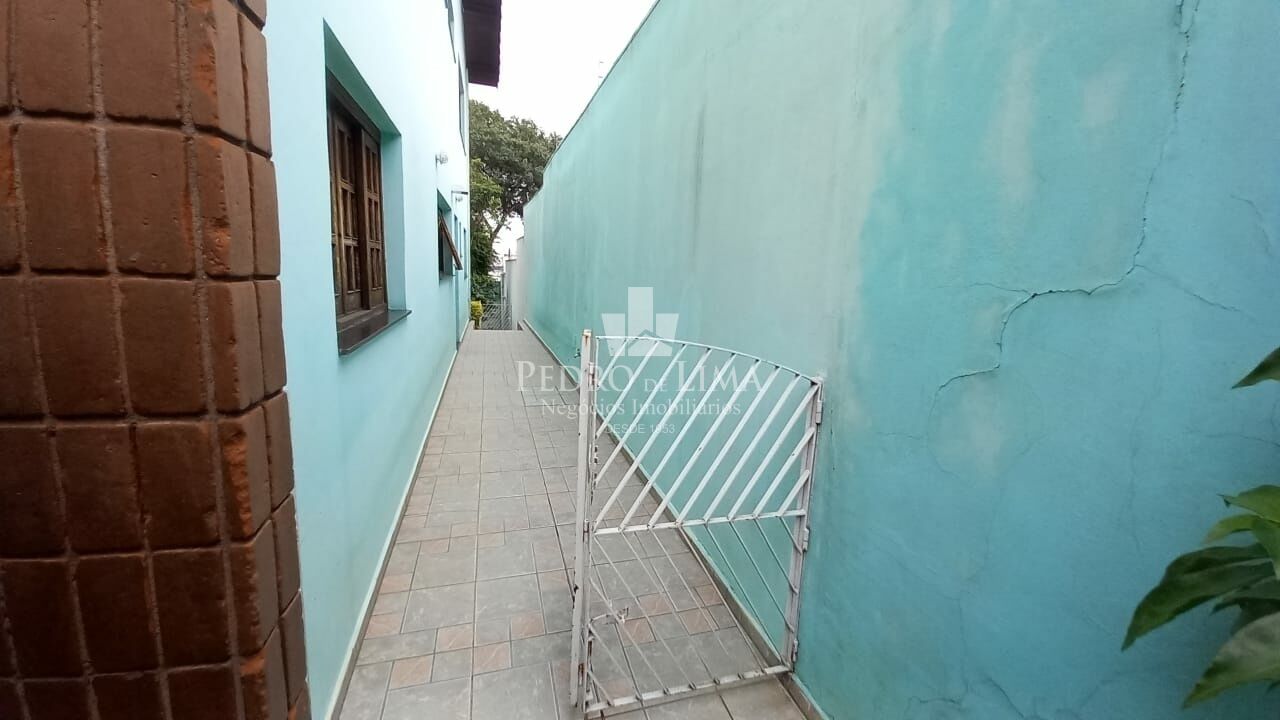 Sobrado , 3 dormitórios,3 suítes, 2 salas de estar, 1 sala de jantar, cozinha, edícula.          