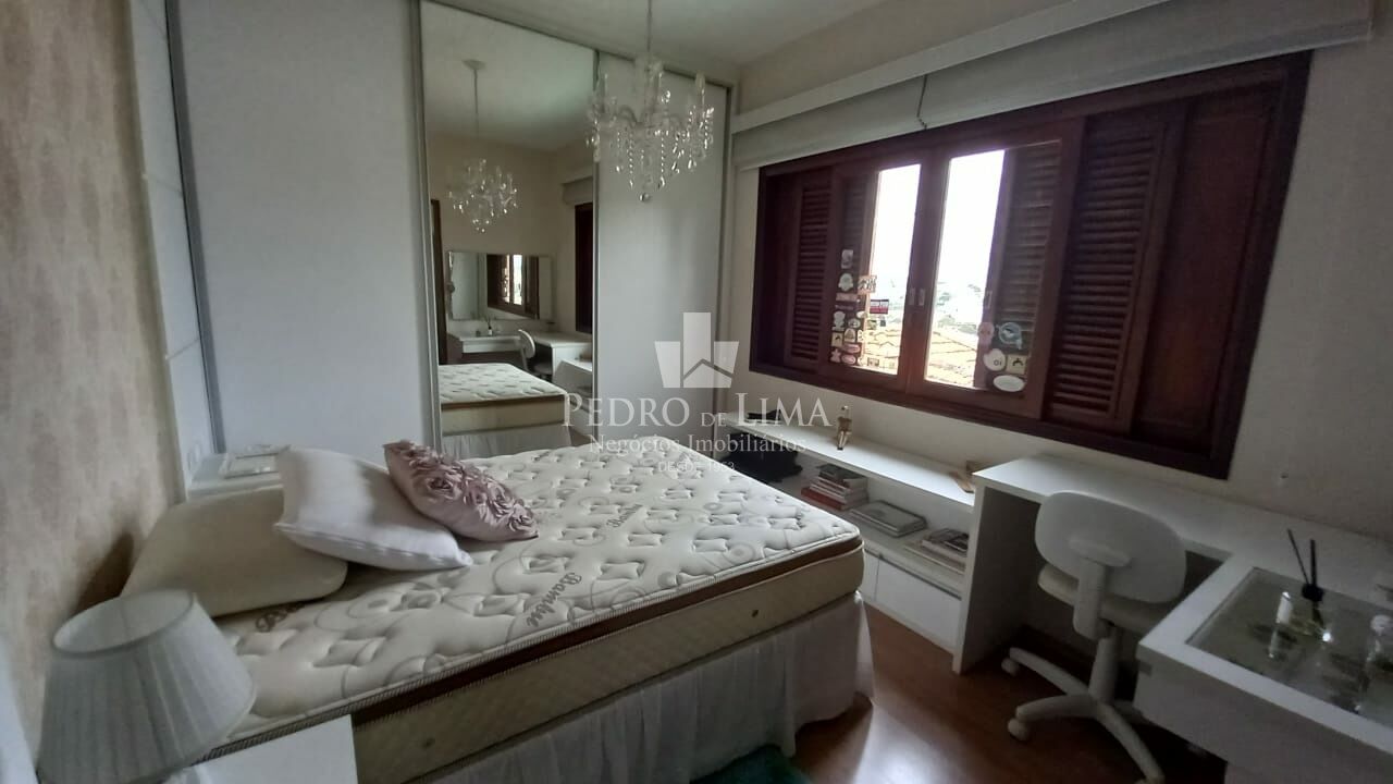 Sobrado , 3 dormitórios,3 suítes, 2 salas de estar, 1 sala de jantar, cozinha, edícula.          