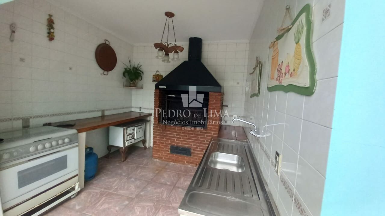 Sobrado , 3 dormitórios,3 suítes, 2 salas de estar, 1 sala de jantar, cozinha, edícula.          