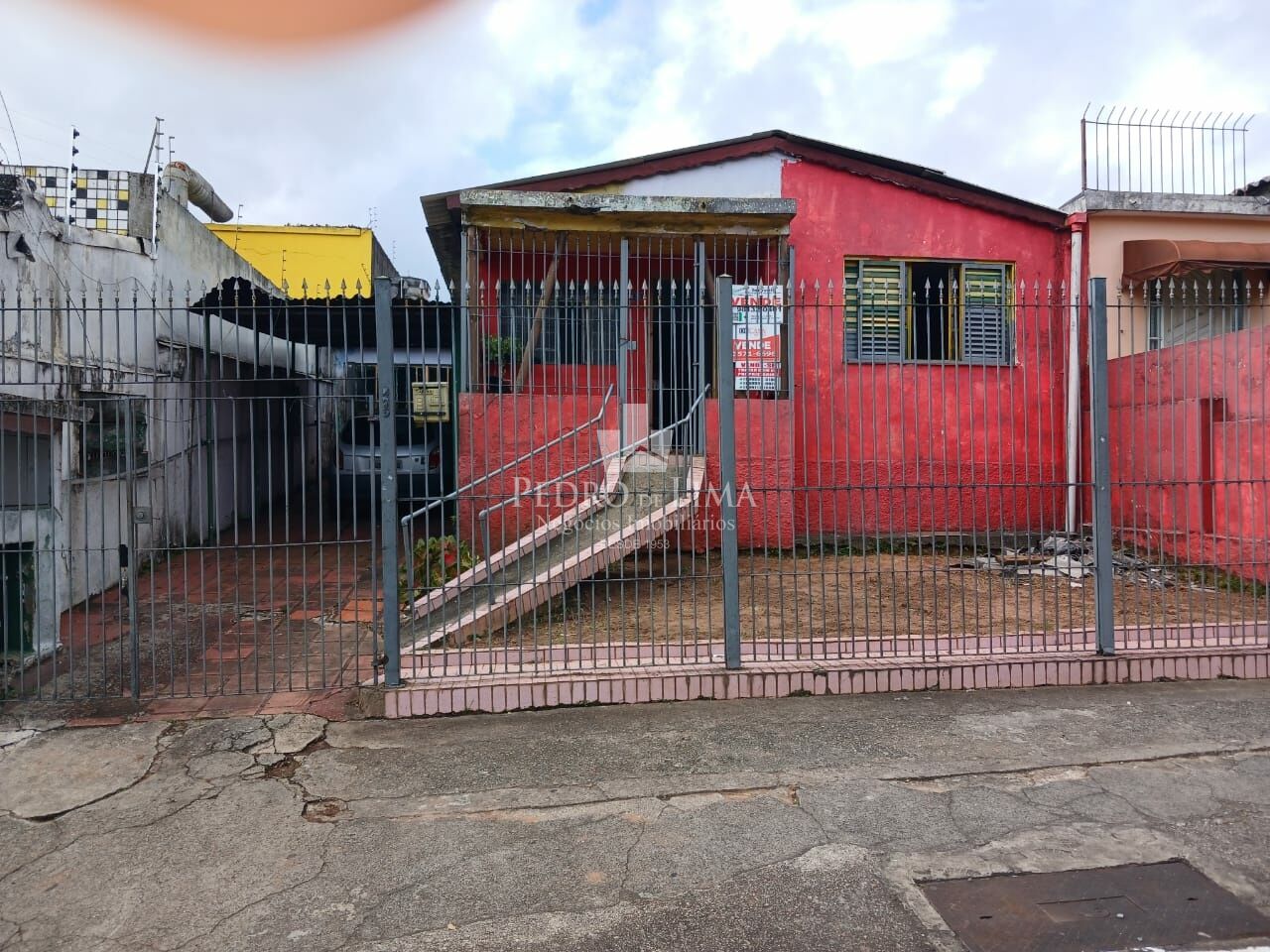 Terreno com casa para demolir . Ótima localização. Ideal para construtora