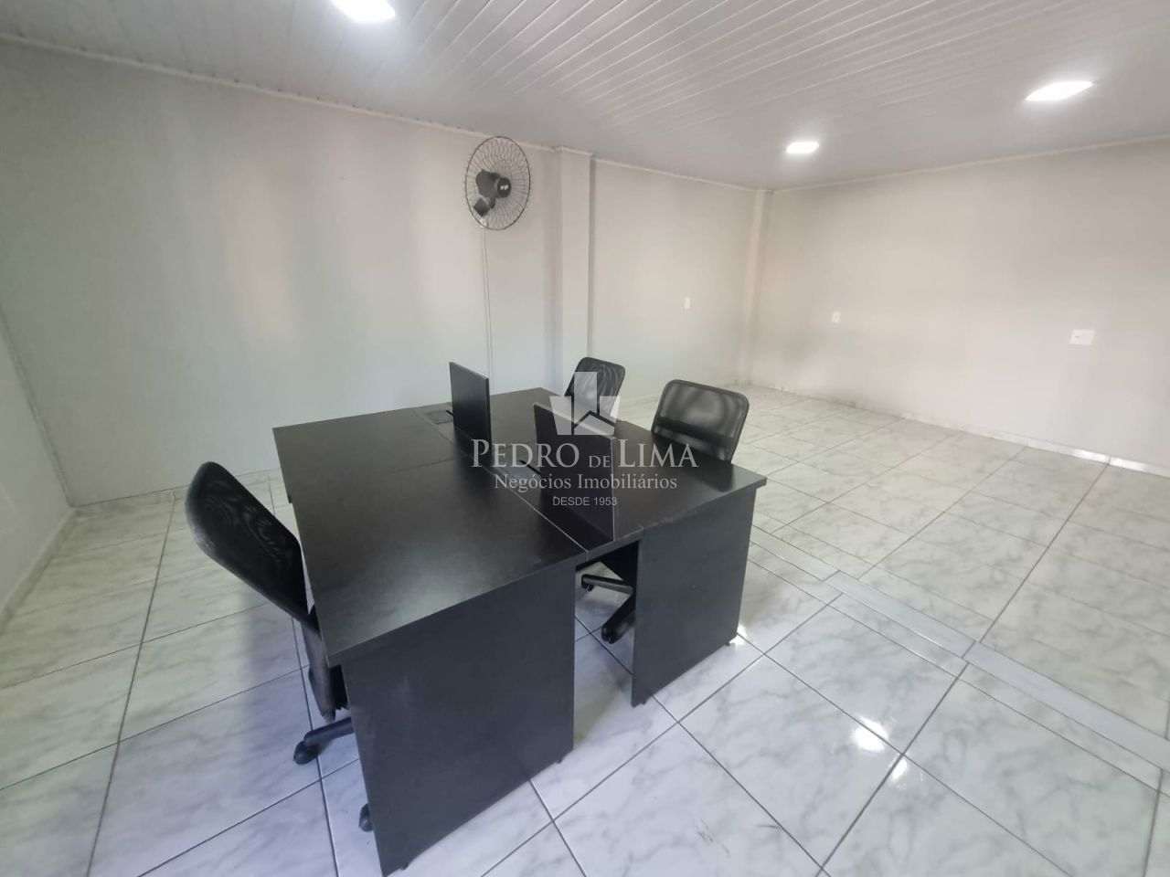 Casa Térrea com 2 dormitórios, sala, cozinha, banheiro, área de serviço, 1 vaga - Região Penha