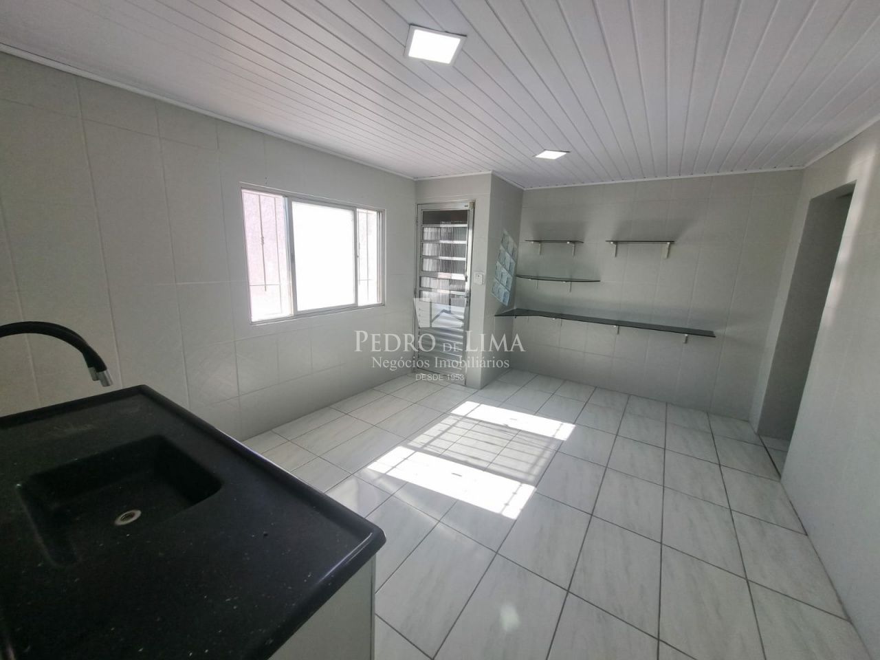 Casa Térrea com 2 dormitórios, sala, cozinha, banheiro, área de serviço, 1 vaga - Região Penha
