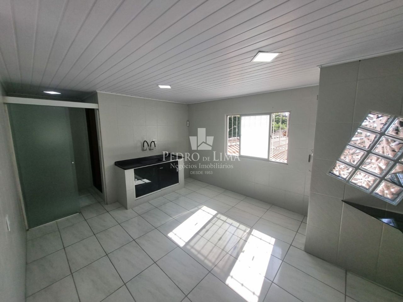 Casa Térrea com 2 dormitórios, sala, cozinha, banheiro, área de serviço, 1 vaga - Região Penha