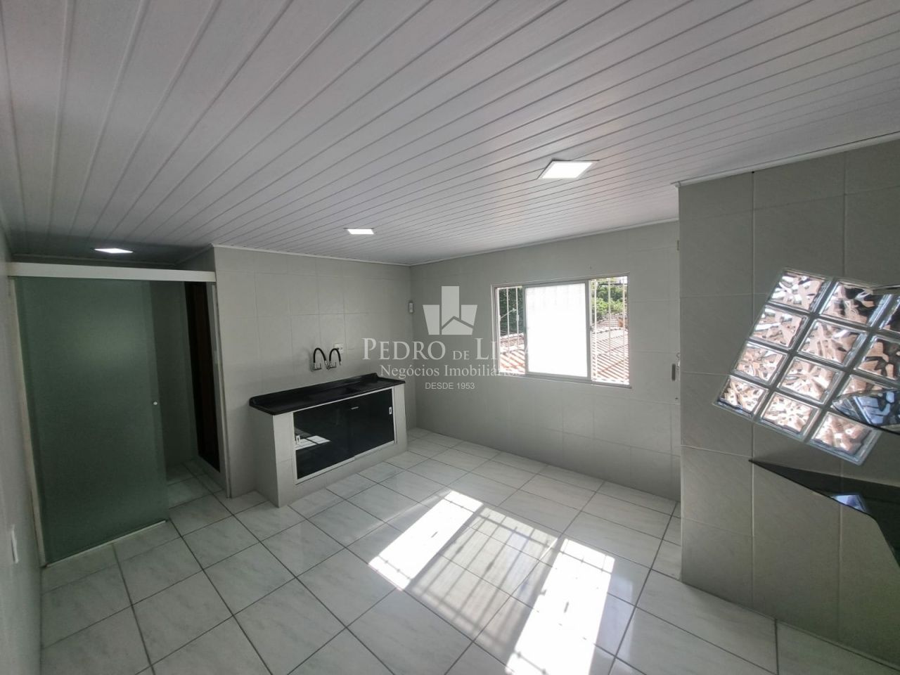 Casa Térrea com 2 dormitórios, sala, cozinha, banheiro, área de serviço, 1 vaga - Região Penha