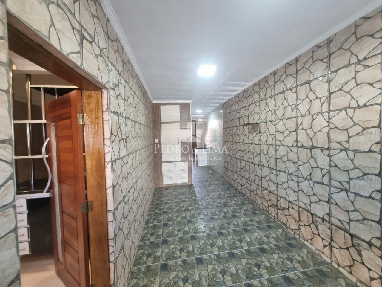 Casa Térrea com 2 dormitórios, sala, cozinha, banheiro, área de serviço, 1 vaga - Região Penha