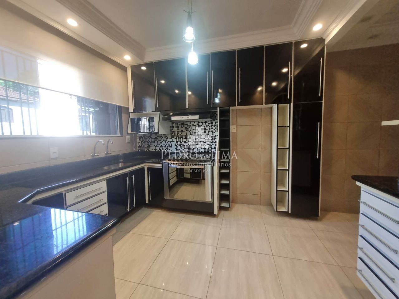 Casa Térrea com 2 dormitórios, sala, cozinha, banheiro, área de serviço, 1 vaga - Região Penha