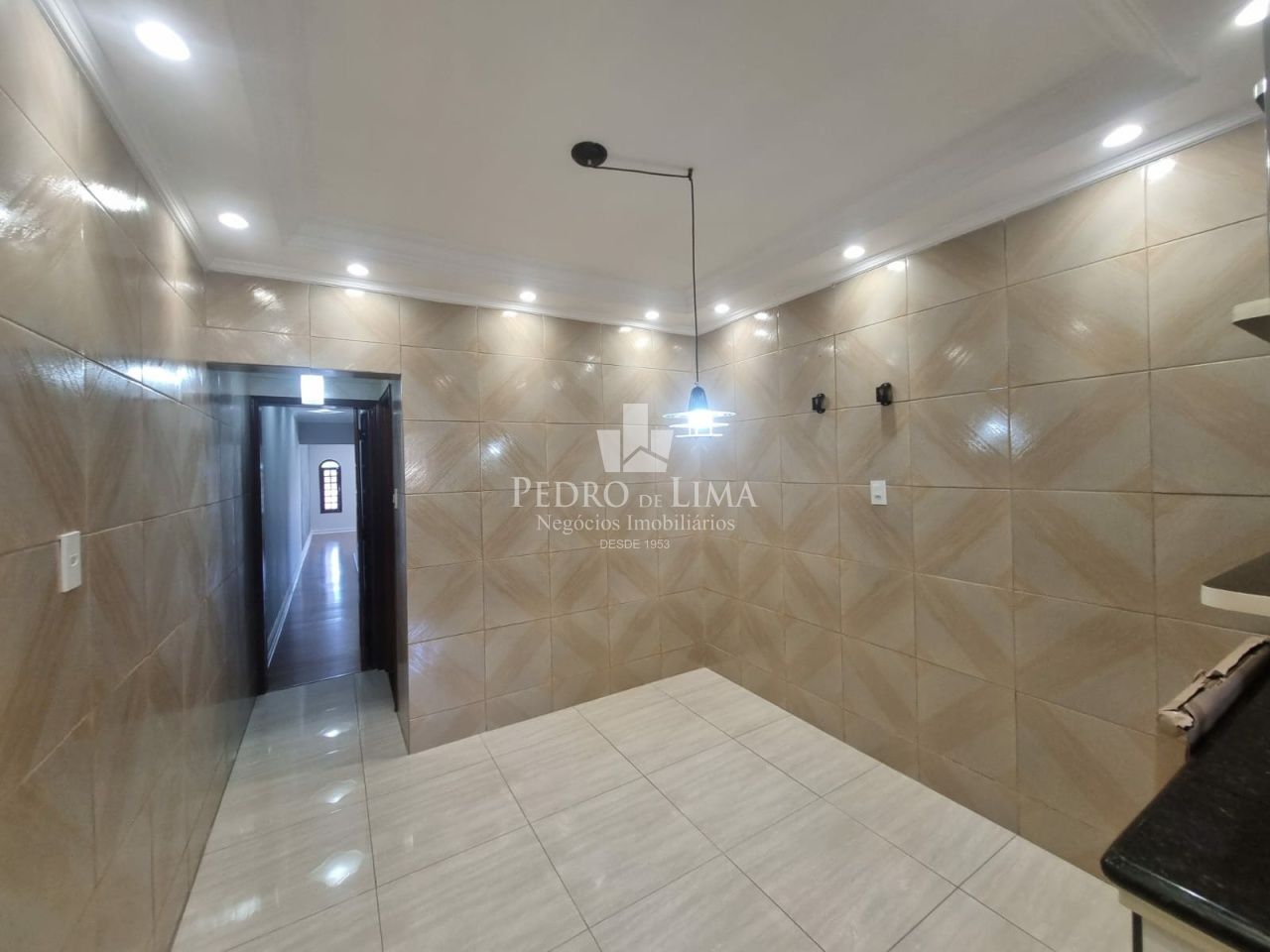 Casa Térrea com 2 dormitórios, sala, cozinha, banheiro, área de serviço, 1 vaga - Região Penha